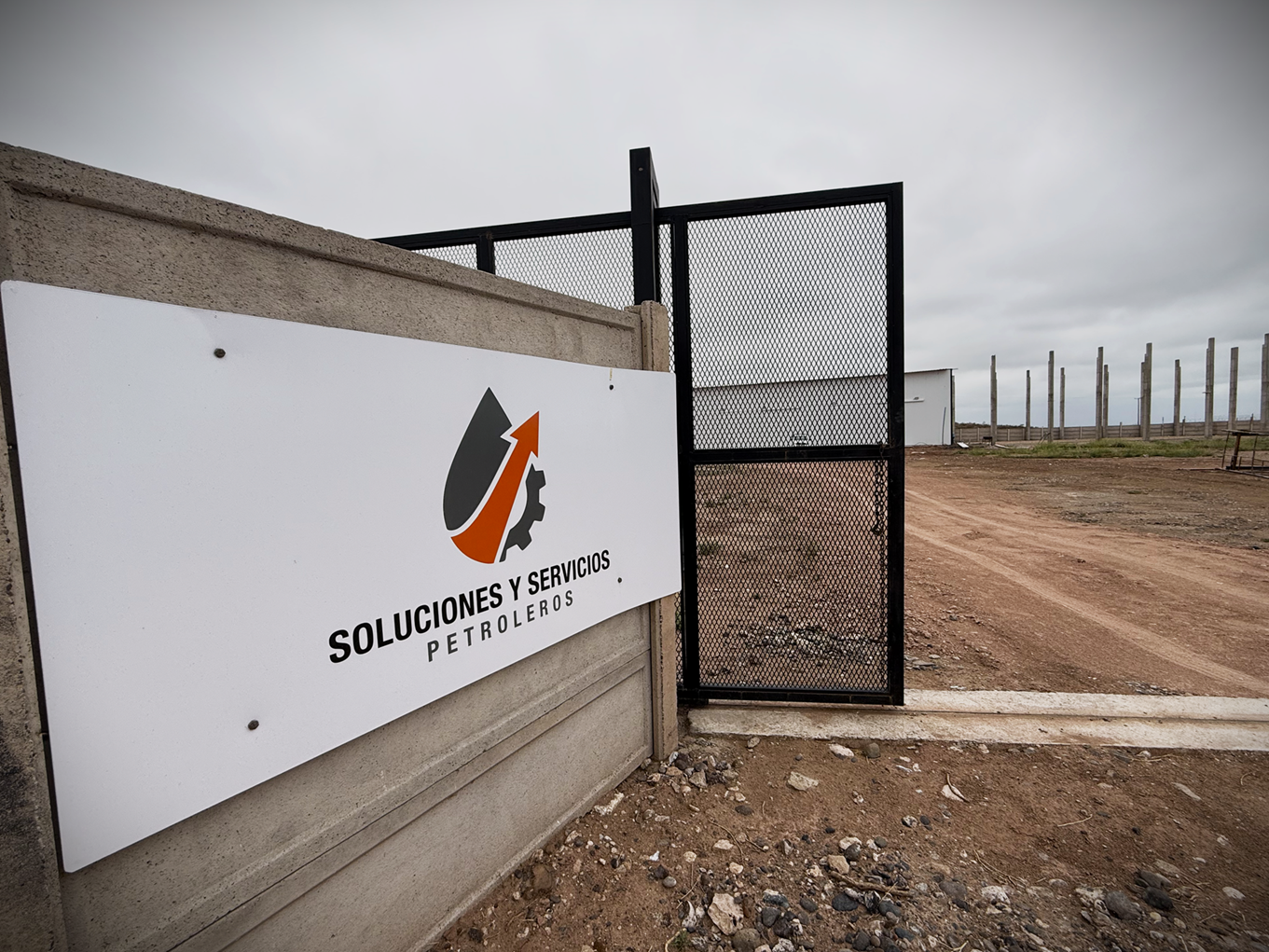 Exterior del taller de Soluciones y Servicios Petroleros en Neuquén